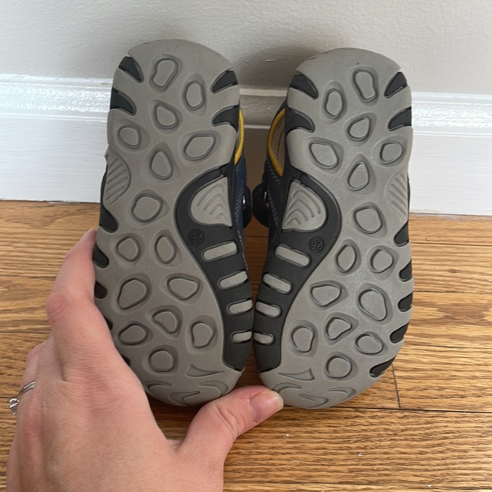 Umi toddler size 9 sandal - Picture 3 of 5